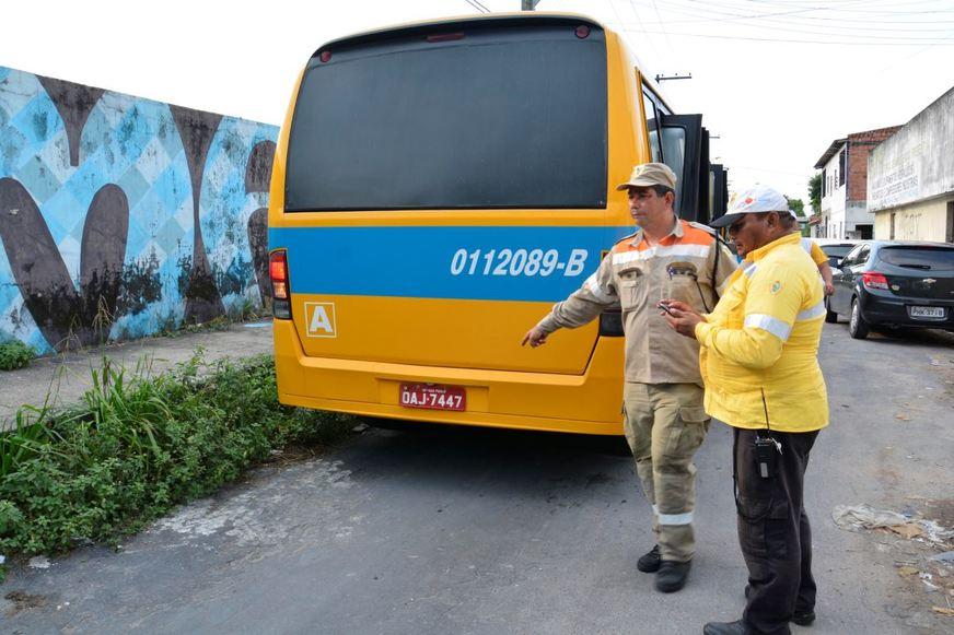 Três micro-ônibus alternativos são apreendidos em operação na Zona Leste