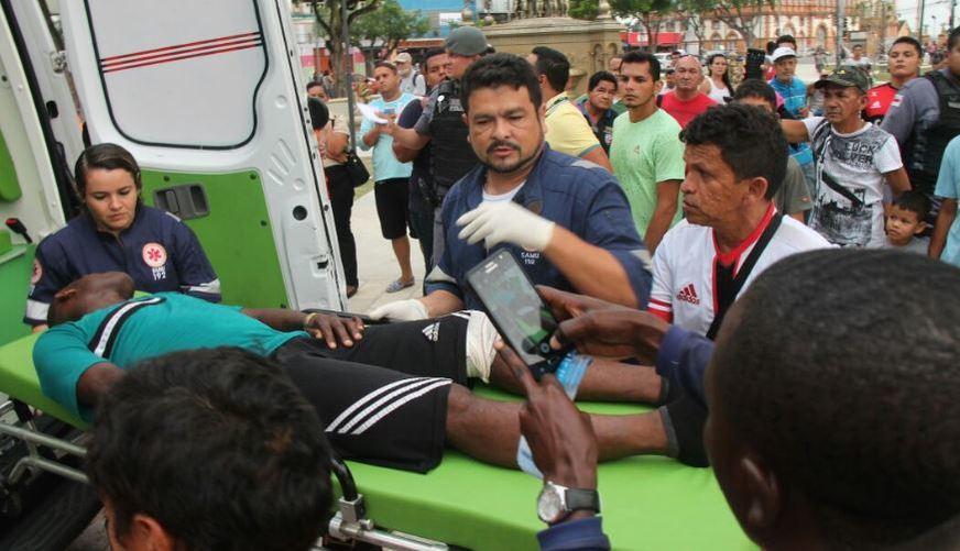 Troca de tiros na Praça da Matriz termina com três pessoas baleadas no Centro