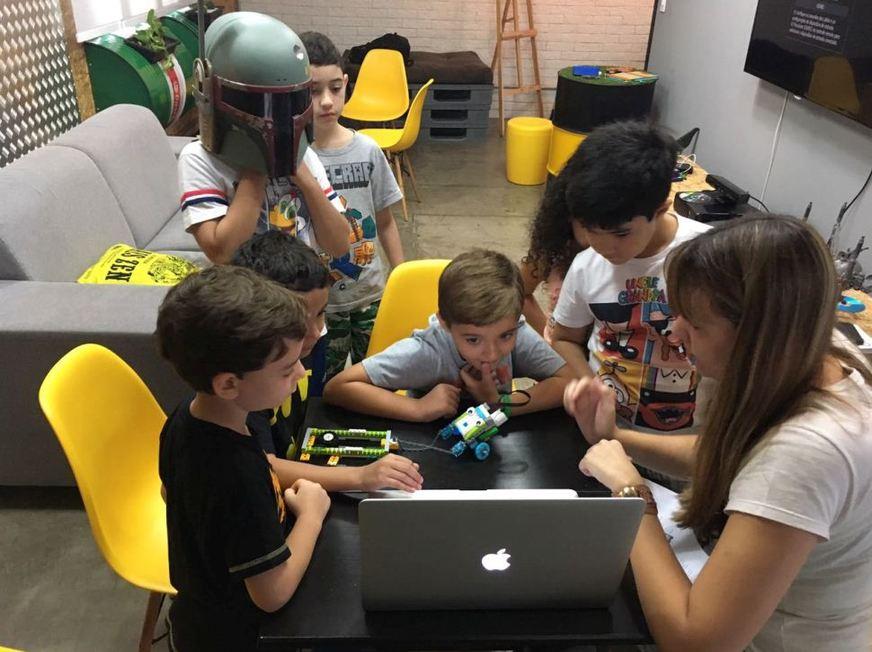 Crianças aprendem brincando conceitos de mecatrônica em curso de pré-robótica