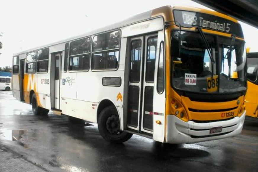 Idosa morre atropelada por ônibus após cair debaixo do veículo, em Manaus