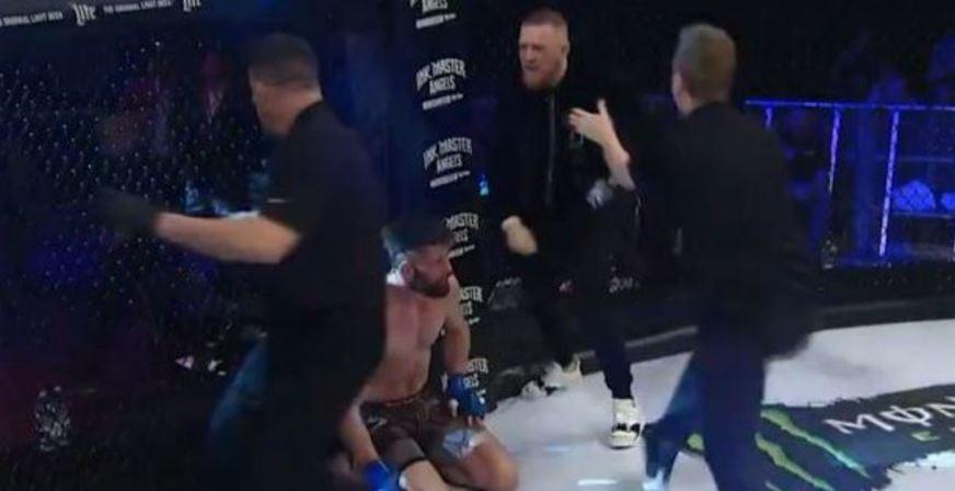 Conor McGregor invade cage do Bellator e chama árbitro para briga