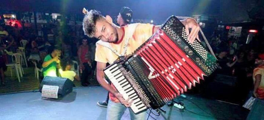 Sanfoneiro da banda ‘100% abusado’ morre em acidente após voltar de show