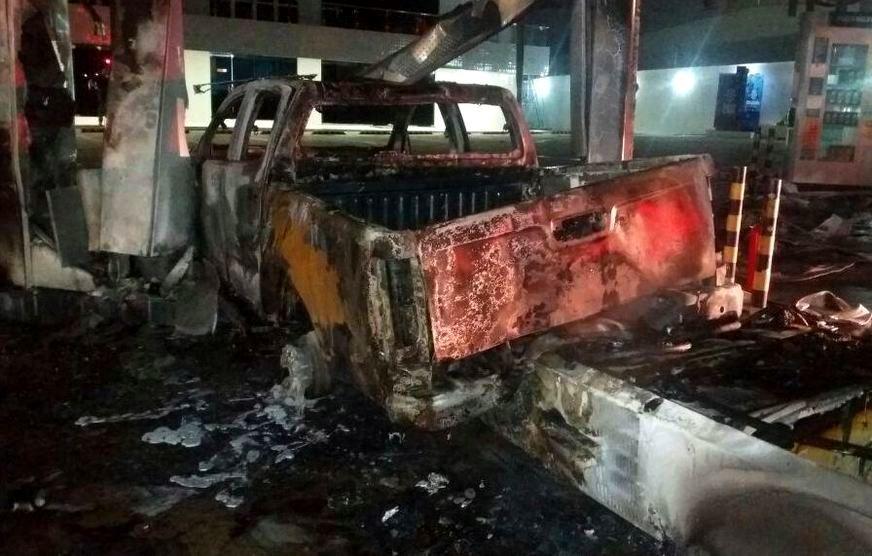 Carro desgovernado colide e causa incêndio em posto de combustível em Manaus
