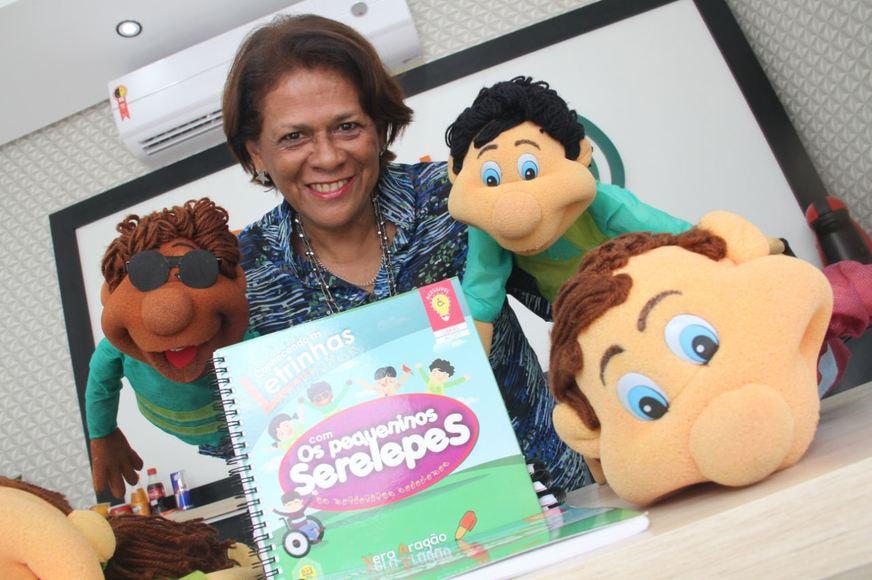 Pedagoga lança cartilha com Libras e áudio para ajudar na inclusão escolar