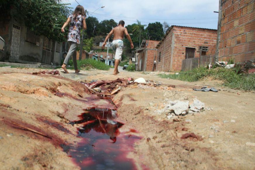 Repositor é executado com 11 tiros, facadas e pedradas na Cidade de Deus, em Manaus