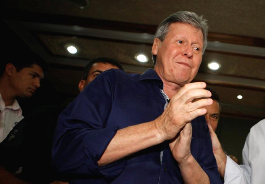 Prefeito de Manaus, Artur Neto paga aplausos com verba pública