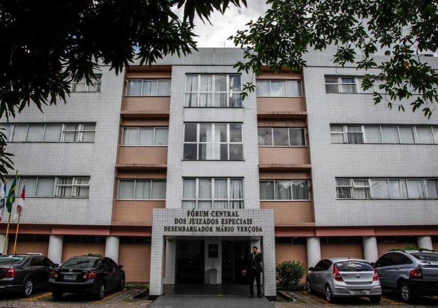 Copos descartáveis e bebedouro garantidos