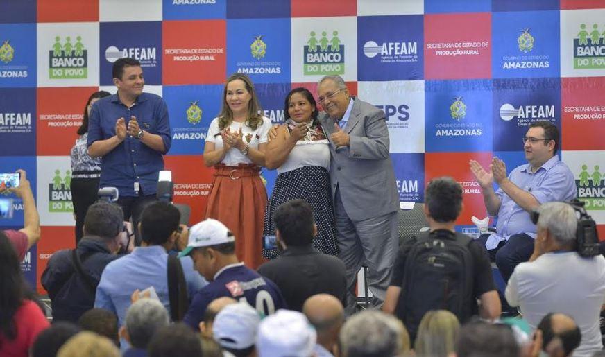 Amazonino Mendes anuncia projeto para estimular geração de empregos