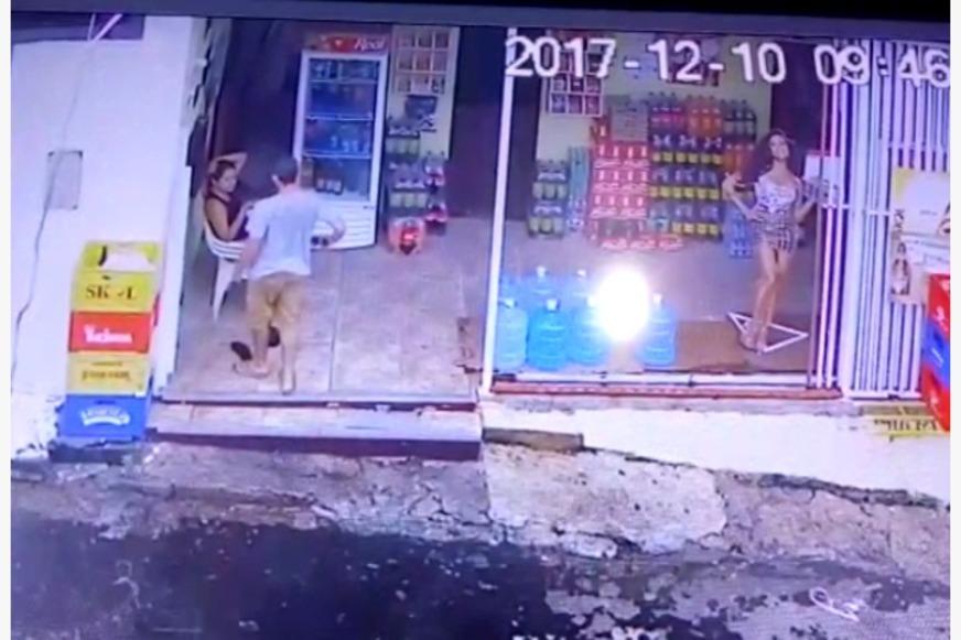 Câmeras flagram momento que mulher tem celular roubado no bairro Compensa 1
