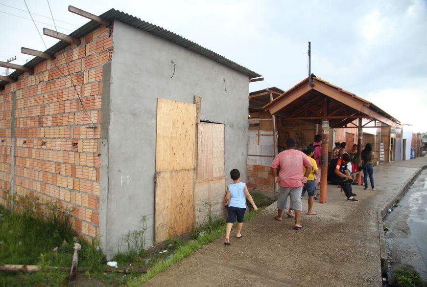 Moradores do Viver Melhor 1 e 2 reclamam do esquecimento do poder público, em Manaus