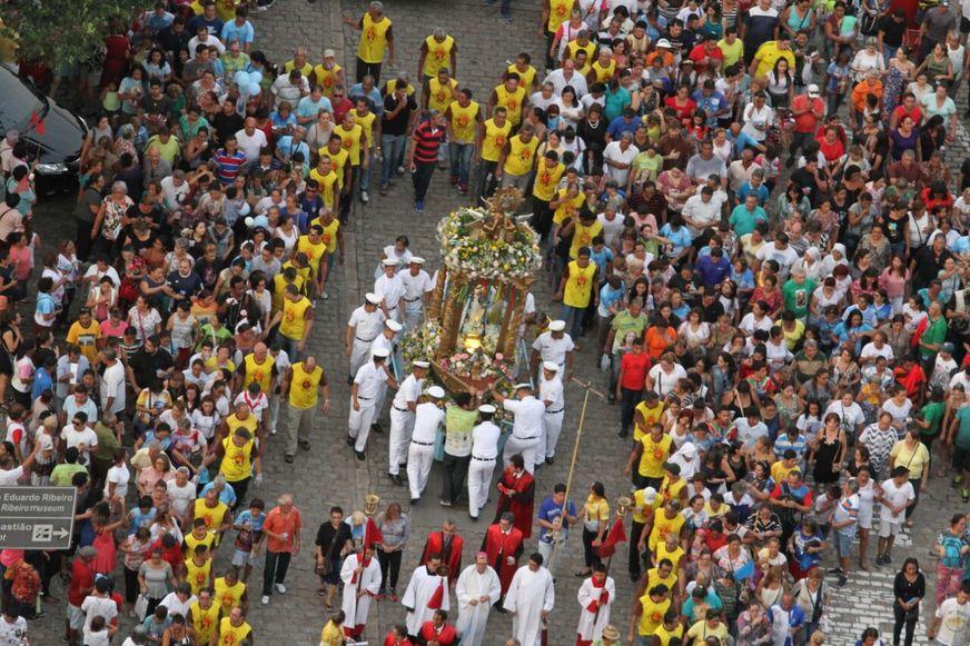 Multidão de fiéis vai às ruas do Centro para celebrar a padroeira do Amazonas