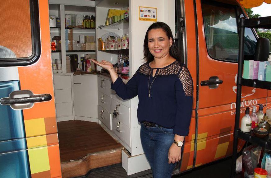 Vendedora transforma van em loja de itens de beleza, dobra a renda e aumenta clientela