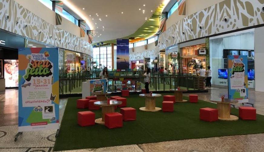 Manauara Shopping realiza oficina para customização de material escolar