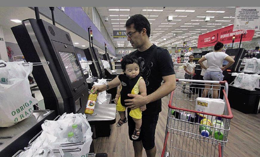 Comerciantes de Manaus aderem sistema em que cliente registra a própria compra