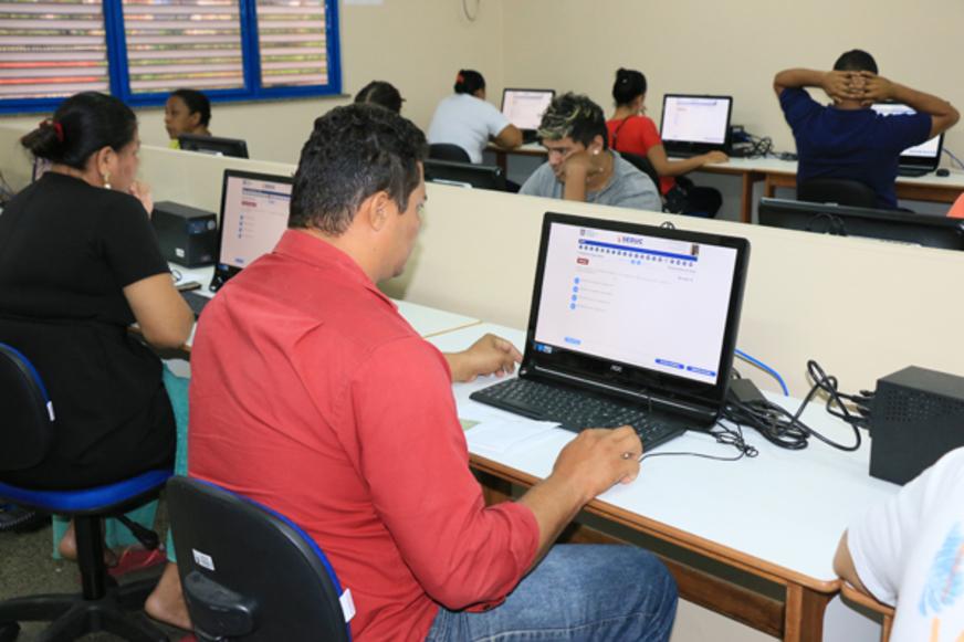 Seduc oferece EJA e provão eletrônico para adultos que precisam concluir estudos