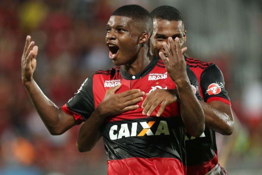 Com meninos da base, Flamengo bate o Bangu e segue líder do Carioca