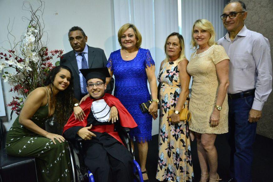 Jovem com paralisia cerebral supera dificuldades e conclui faculdade de Direito