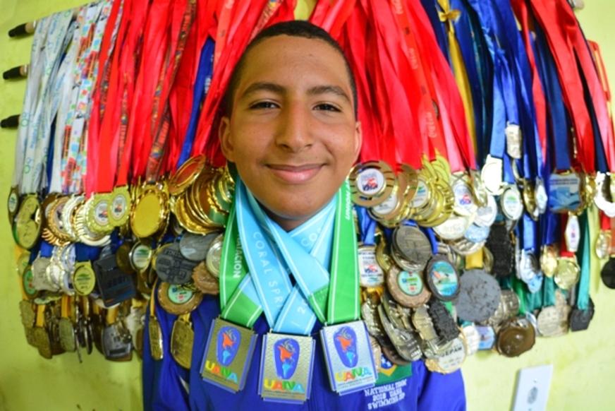 Medalhista nos EUA, nadador amazonense de 12 anos sofre com a falta de ...