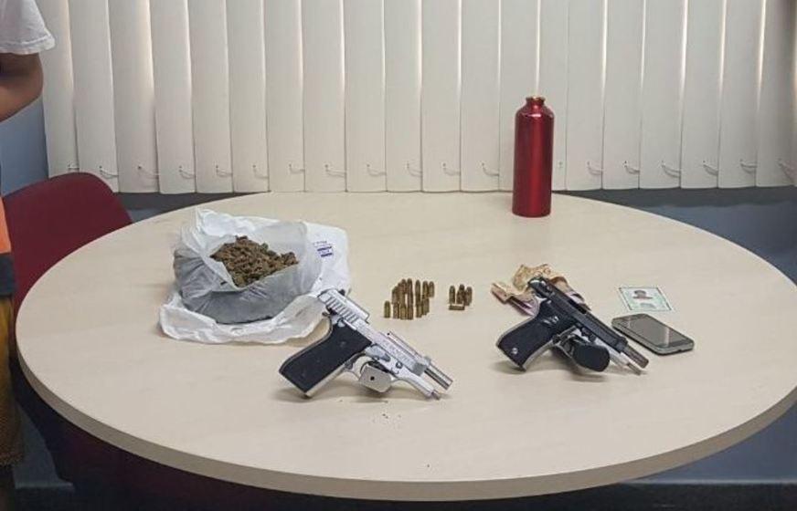 Adolescente é apreendido e jovem preso com armas e skunk no São Raimundo