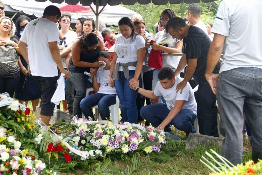 Corpo de amazonense morto na Venezuela é enterrado sob forte emoção em Manaus