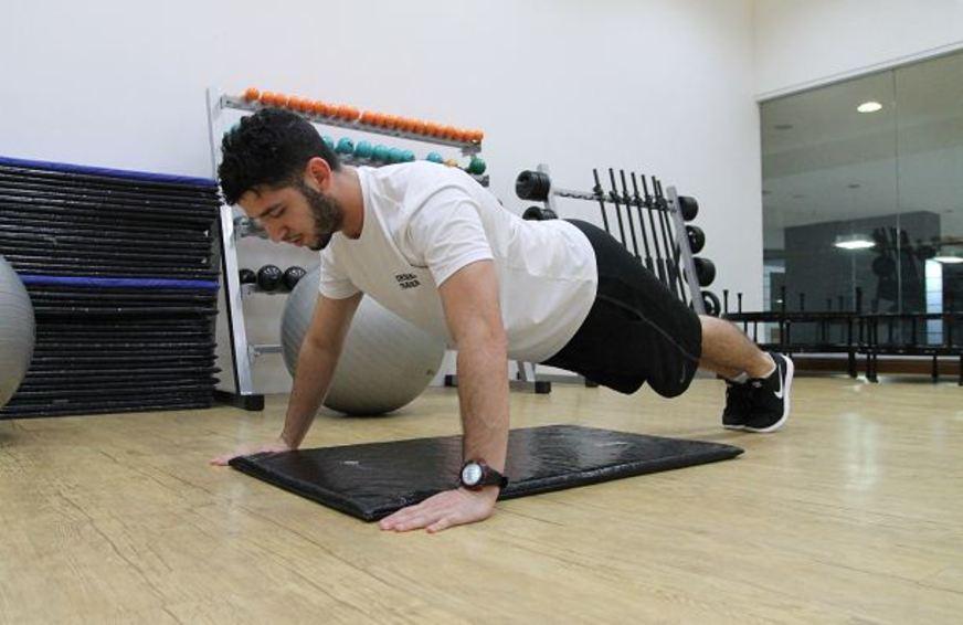Aprenda exercícios de condicionamento para pular Carnaval sem perder o pique