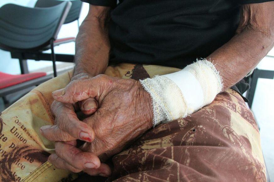 Idoso de 81 anos é espancado pelo enteado com cadeirada na cabeça e barra de ferro
