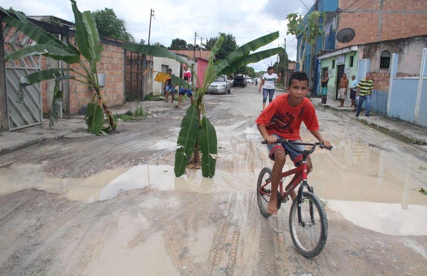 Moradores do Cidade de Deus plantam bananeiras para sinalizar buracos e protestar