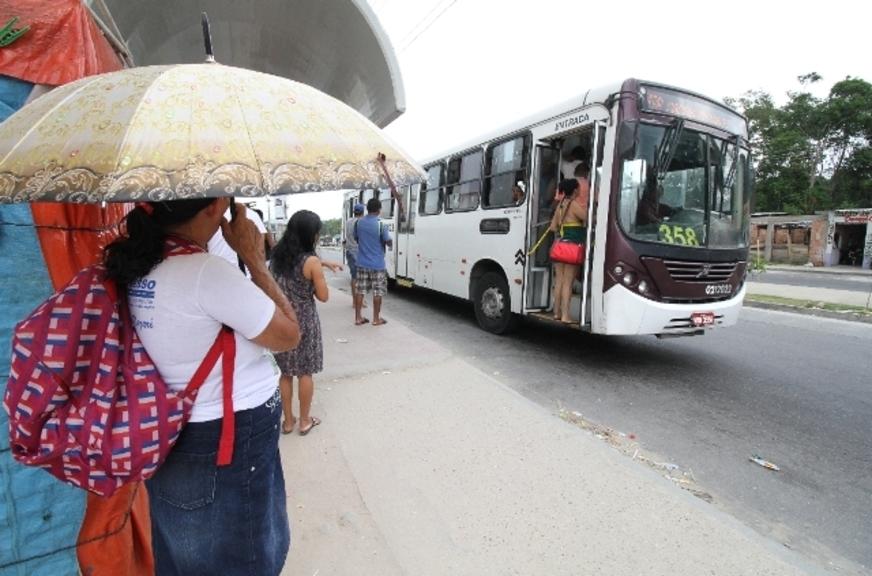 Passageiros e motoristas acuados