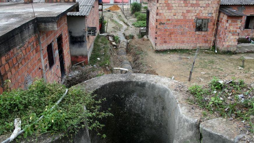 Casas têm risco de desabar na Zona Norte de Manaus devido a obra inacabada em bueiro