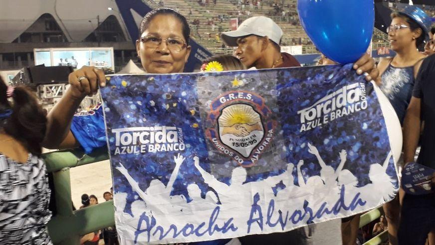 Torcedores da Unidos do Alvorada fazem festa no Sambódromo de Manaus