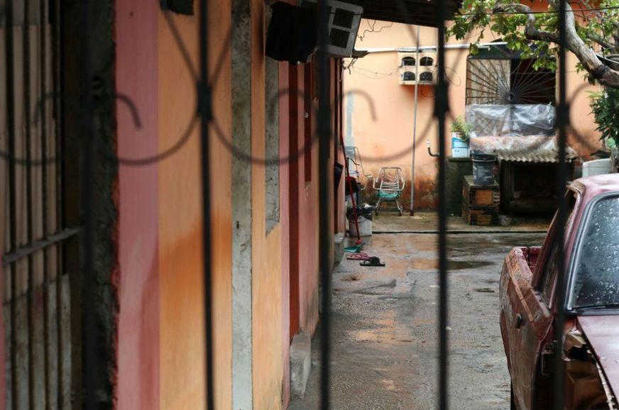 Homem é assassinado a facadas em quitinete e ex da namorada é apontado como autor