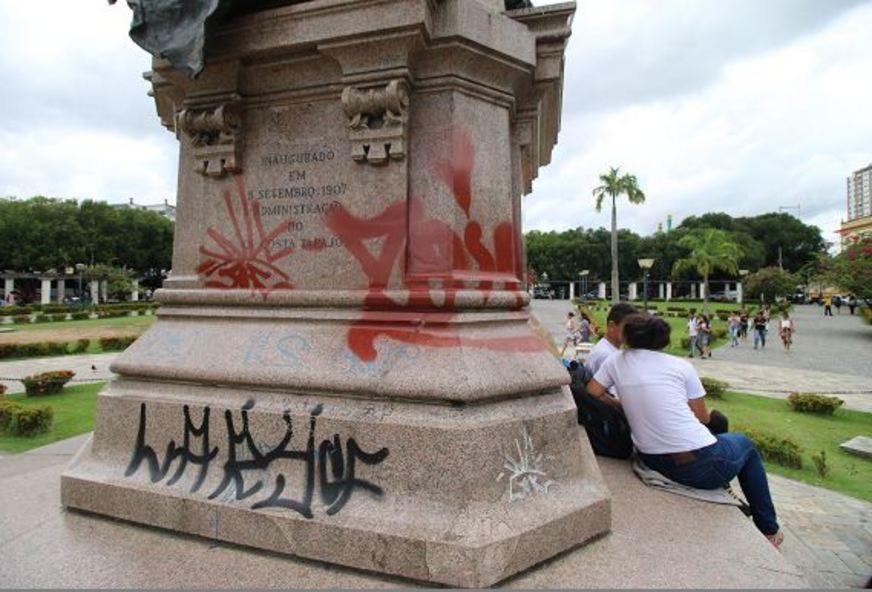 Pichações de vândalos atingem monumentos do Centro Histórico de Manaus