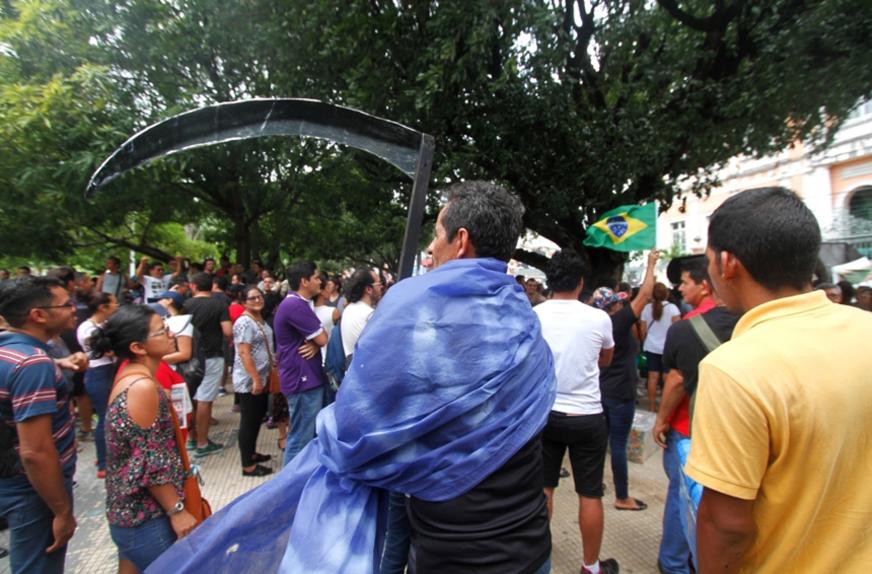 Com ato na Praça da Polícia, professores encerram protestos de segundo dia de greve