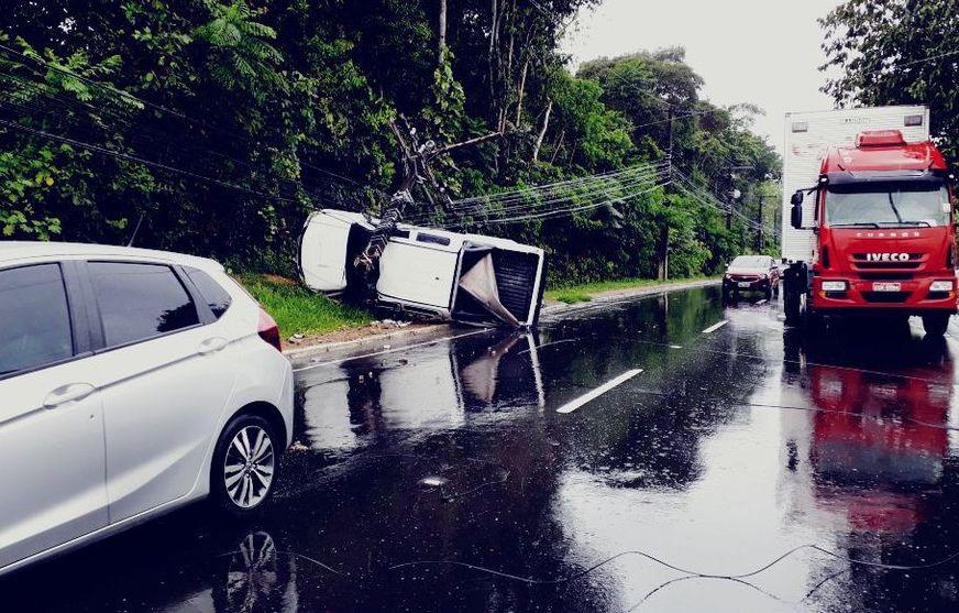 Motorista perde direção e faz veículo capotar e derrubar poste na av. do Turismo