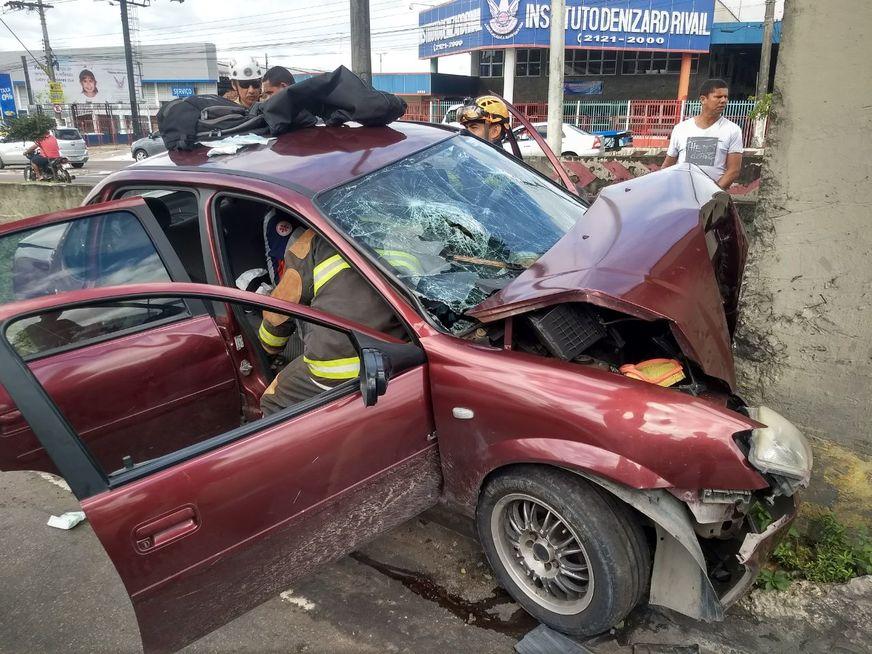 Carro colide com passarela e deixa dois feridos na Torquato Tapajós