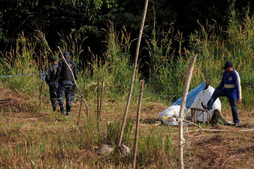 Agentes da Prefeitura retiram estrutura de ocupação no Igarapé do Mindu