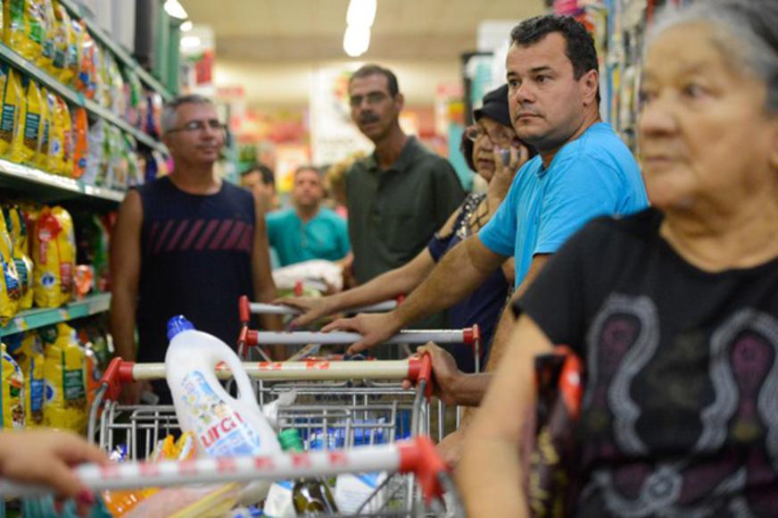 Confiança do consumidor sobe 7,2 pontos em um ano, aponta IBGE