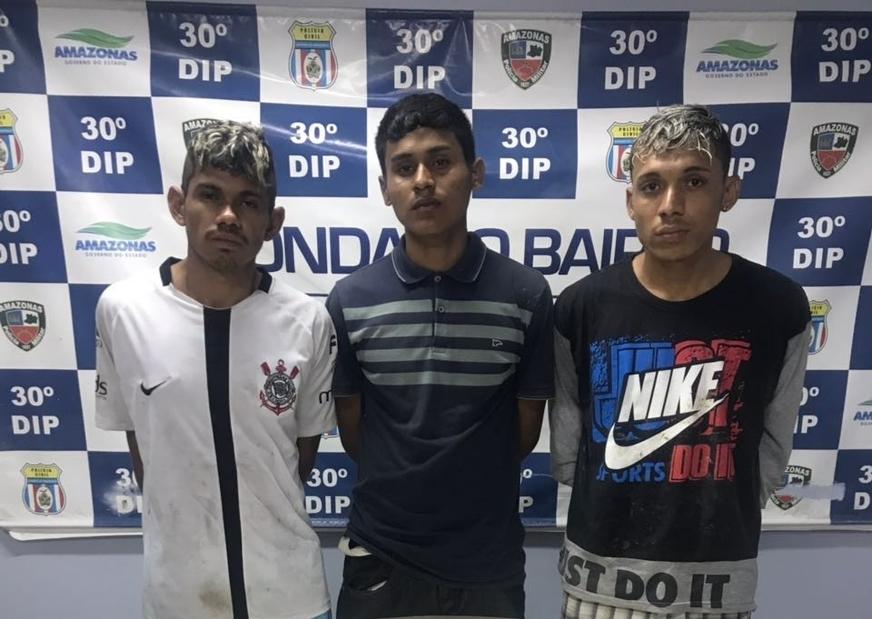 Polícia prende trio que comemorava morte de rival embalando kits de drogas