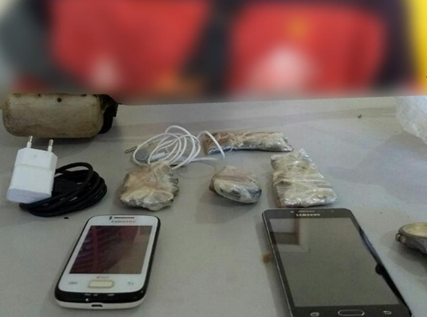PM prende jovem e apreende adolescente que jogariam drogas e celular para presídio