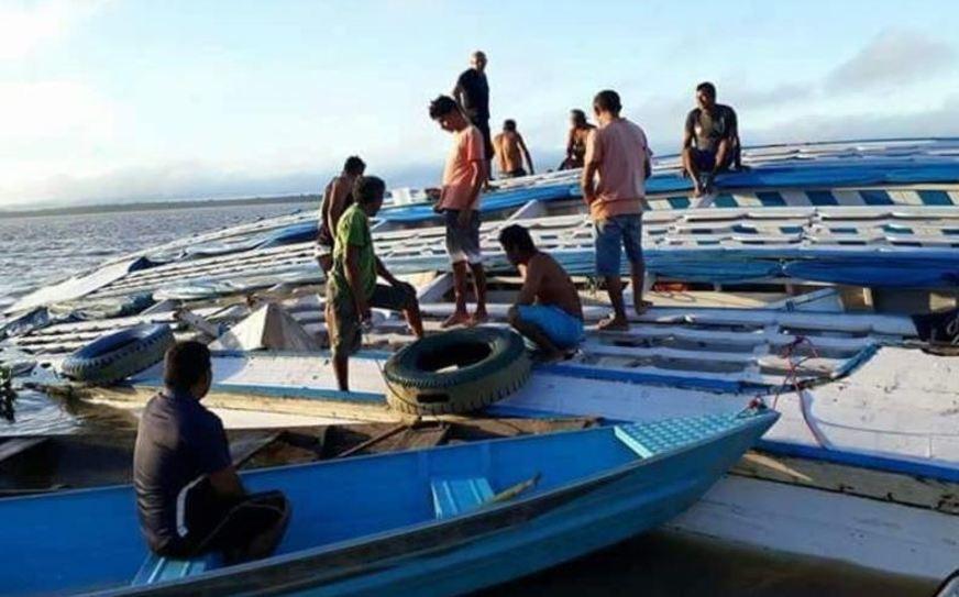 Barco que tombou em Anamã estava sem autorização para navegar, diz Marinha