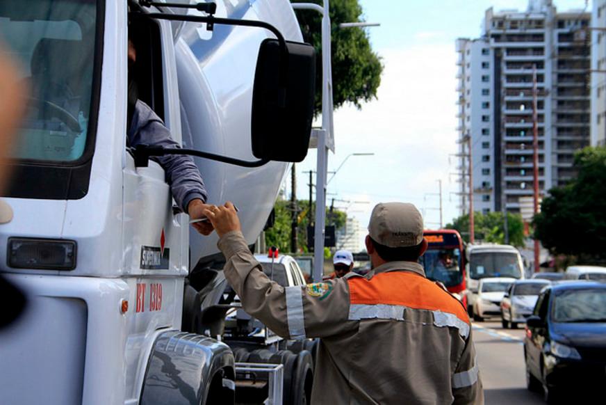 Fiscalização ‘Carga Pesada’ é reforçada na avenida Mário Ypiranga Monteiro