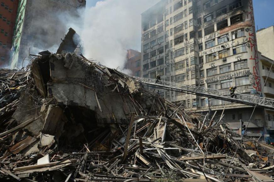 Bombeiros encontram corpo após desabamento de edifício em São Paulo