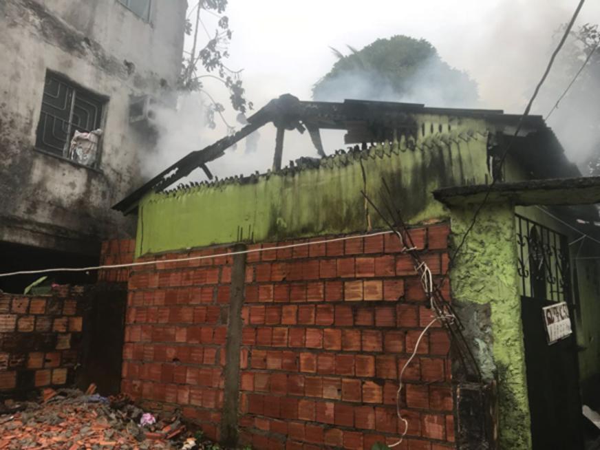 Incêndio destrói casa de alvenaria no bairro Compensa, em Manaus