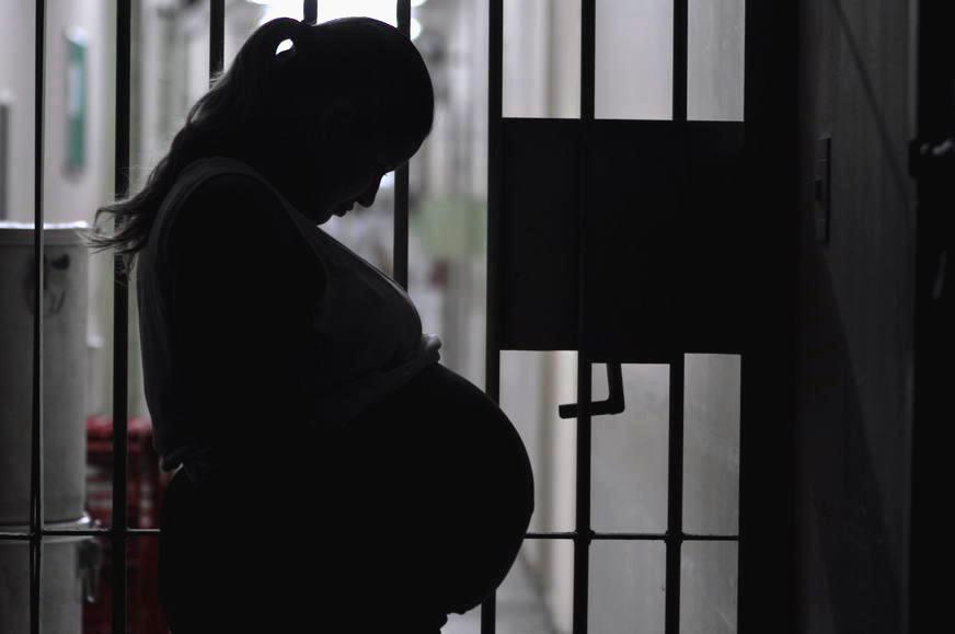 Senado aprova PL que acelera progressão de pena para presas mães e gestantes