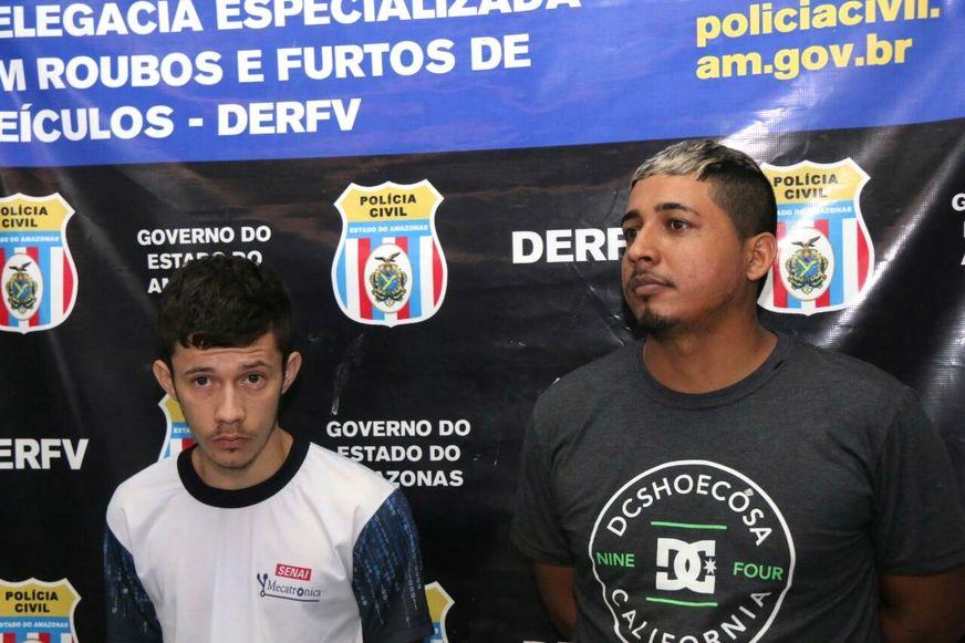 Dupla é presa e adolescente apreendido com veículo roubado e munições de uso restrito