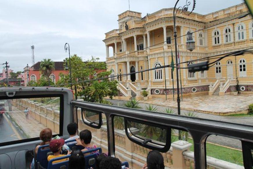 Uma volta na cidade a bordo do ônibus turístico de dois andares