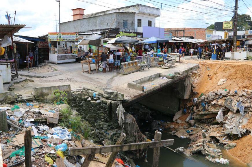Feirantes continuam trabalhando em ponte com risco de desabamento no Novo Aleixo