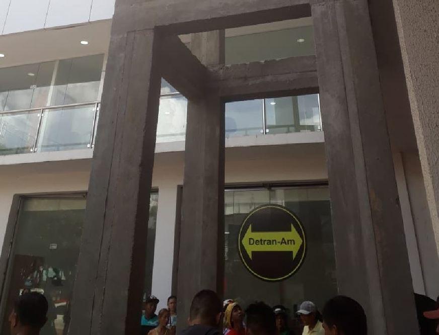 Dupla de funcionários cai de andaime e fica ferida em obra no Centro de Itacoatiara