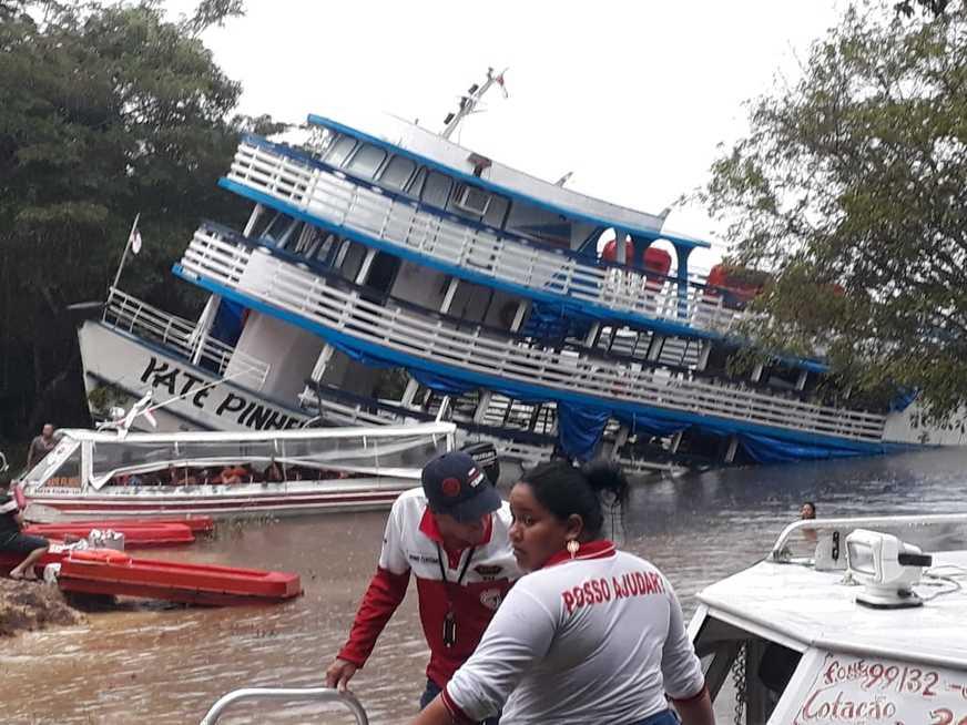 Colisão entre embarcação e árvore provoca vazamento de óleo na Praia da Lua