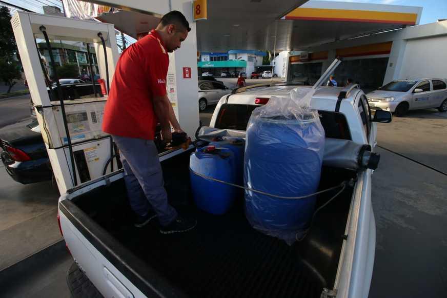 Postos de Manaus começam a ficar sem combustível, afirma sindicato